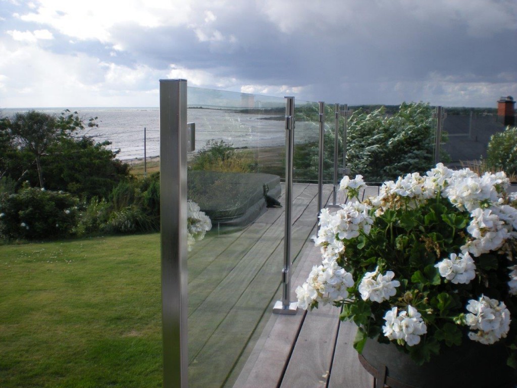 Glasräcke fyrkantiga stolpar